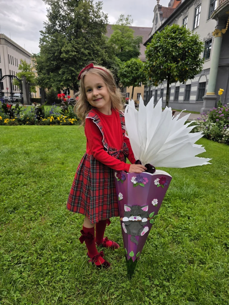 Mädchen mit Schultüte im Garten