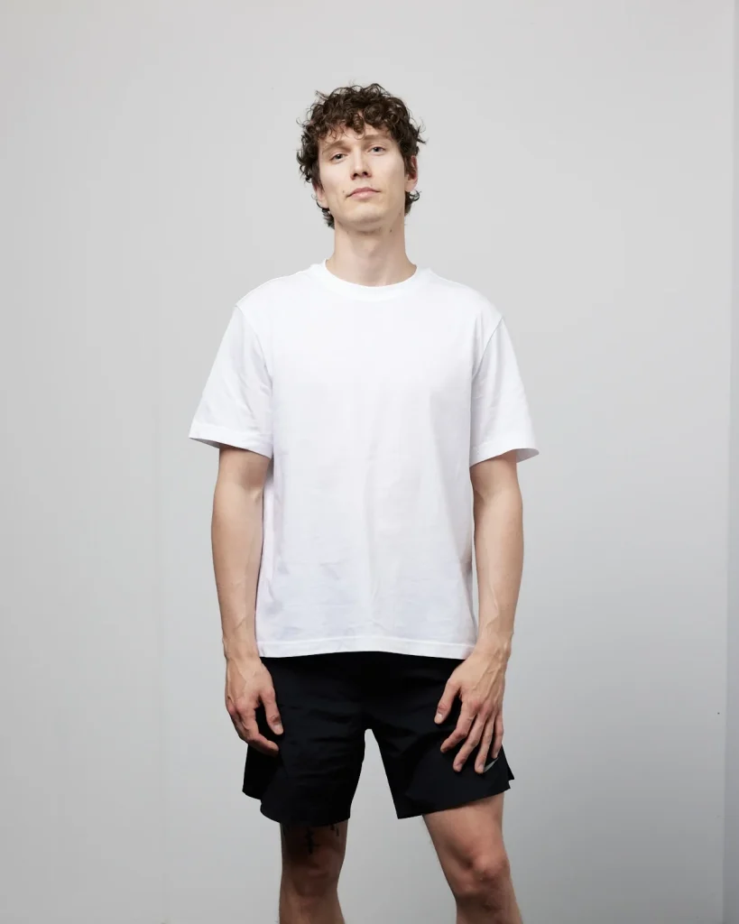Mann in weißem T-Shirt und schwarzen Shorts