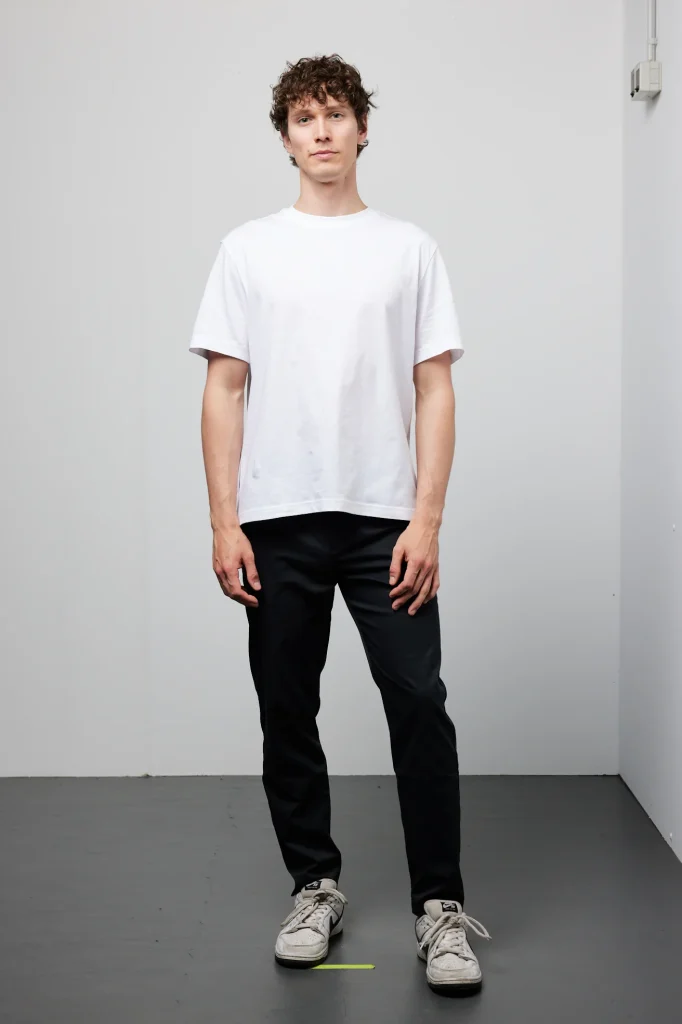 Mann im weißen T-Shirt und schwarzer Hose
