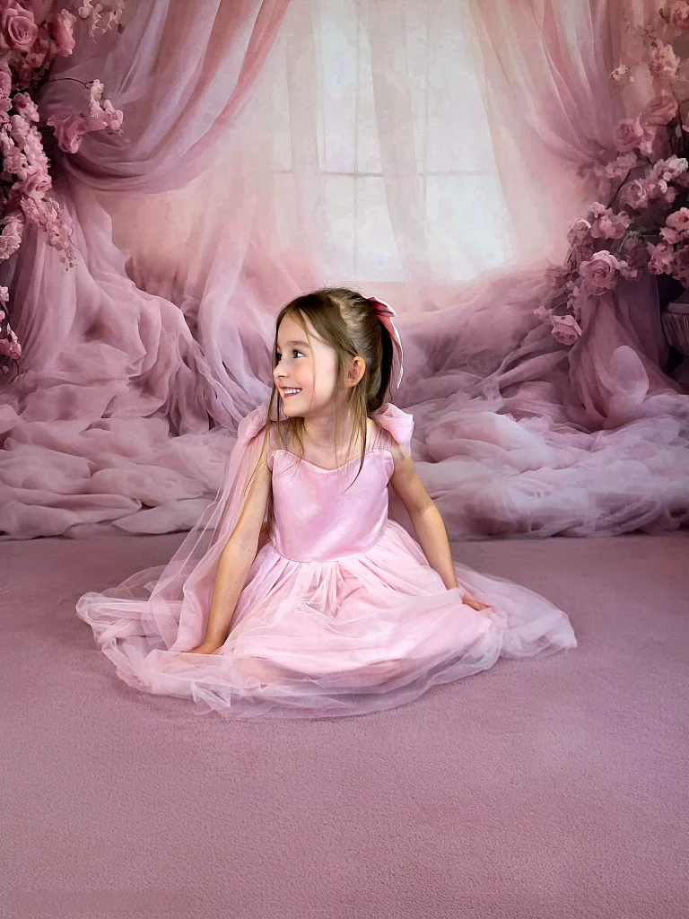 Mädchen im rosa Kleid vor romantischer Kulisse