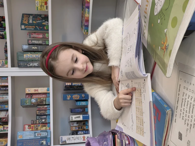 Mädchen macht Hausaufgaben am Schreibtisch