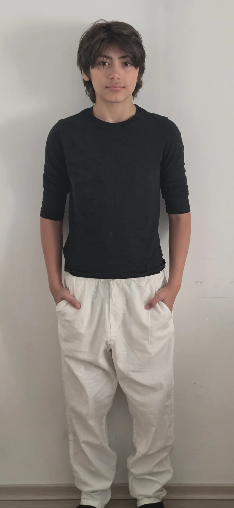 Jugendliche Person in schwarzem Shirt und heller Hose