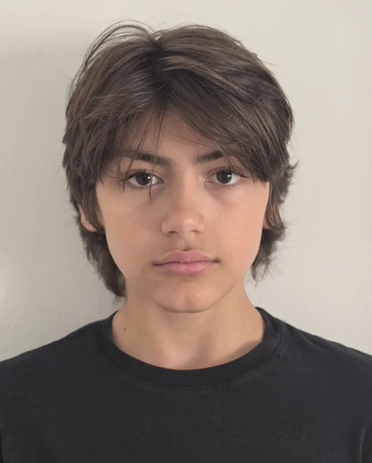 Porträt einer jungen Person mit kurzen braunen Haaren