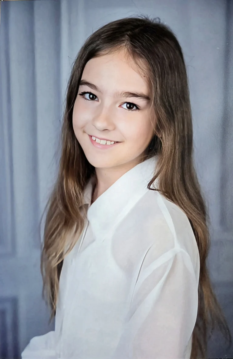 Lächelndes Mädchen mit langen braunen Haaren