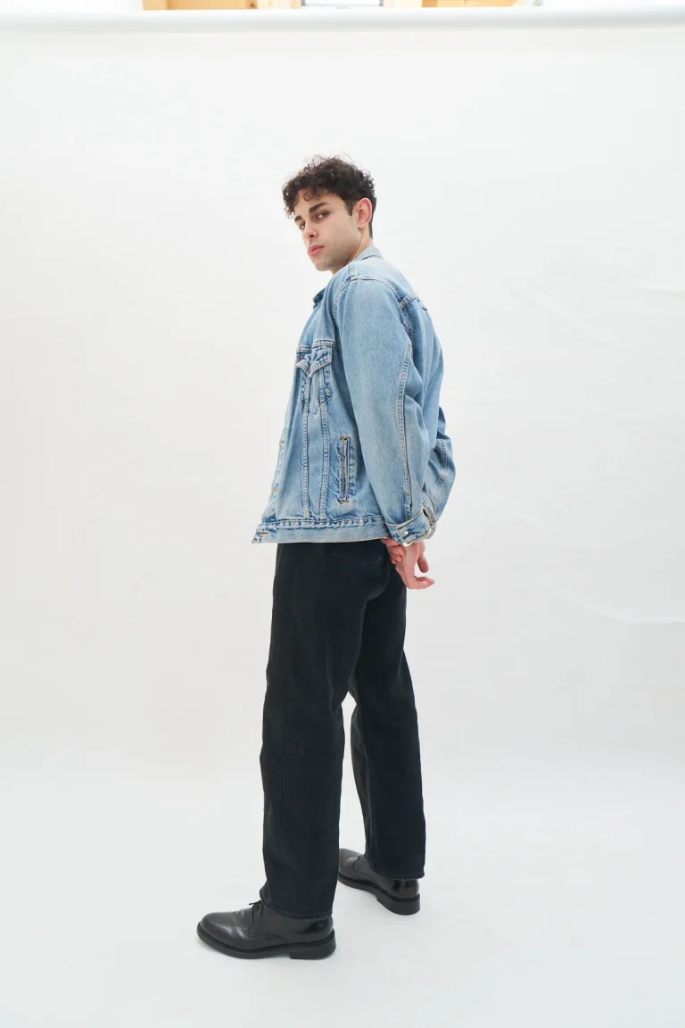 Mann in Jeansjacke auf weißem Hintergrund