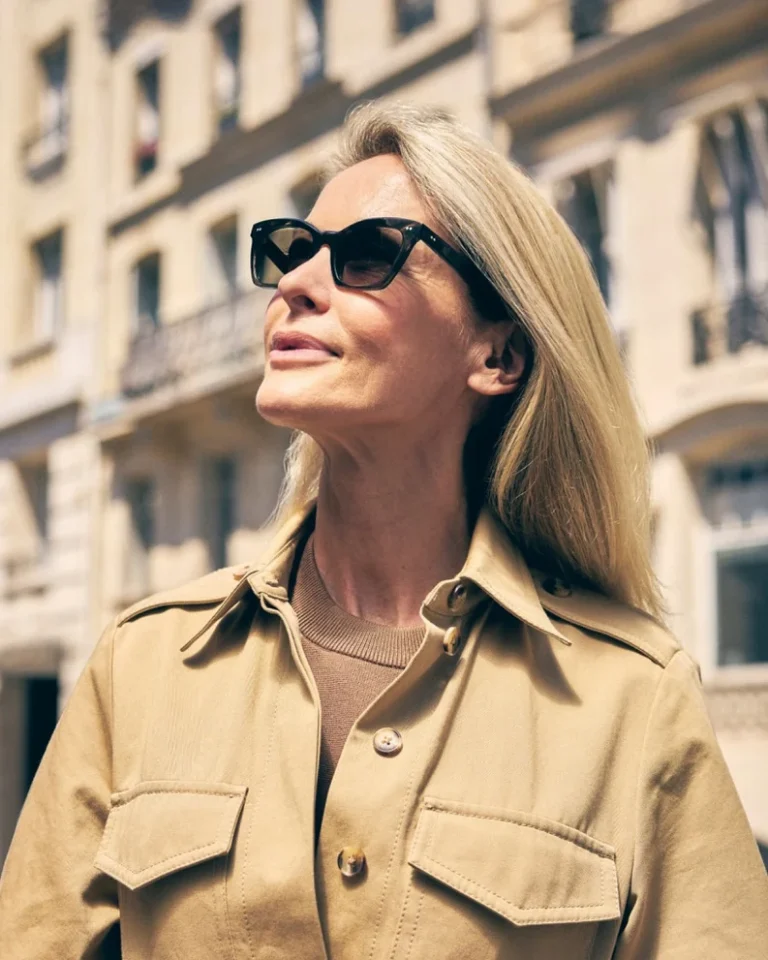 Elegante Frau mit Sonnenbrille in Stadt