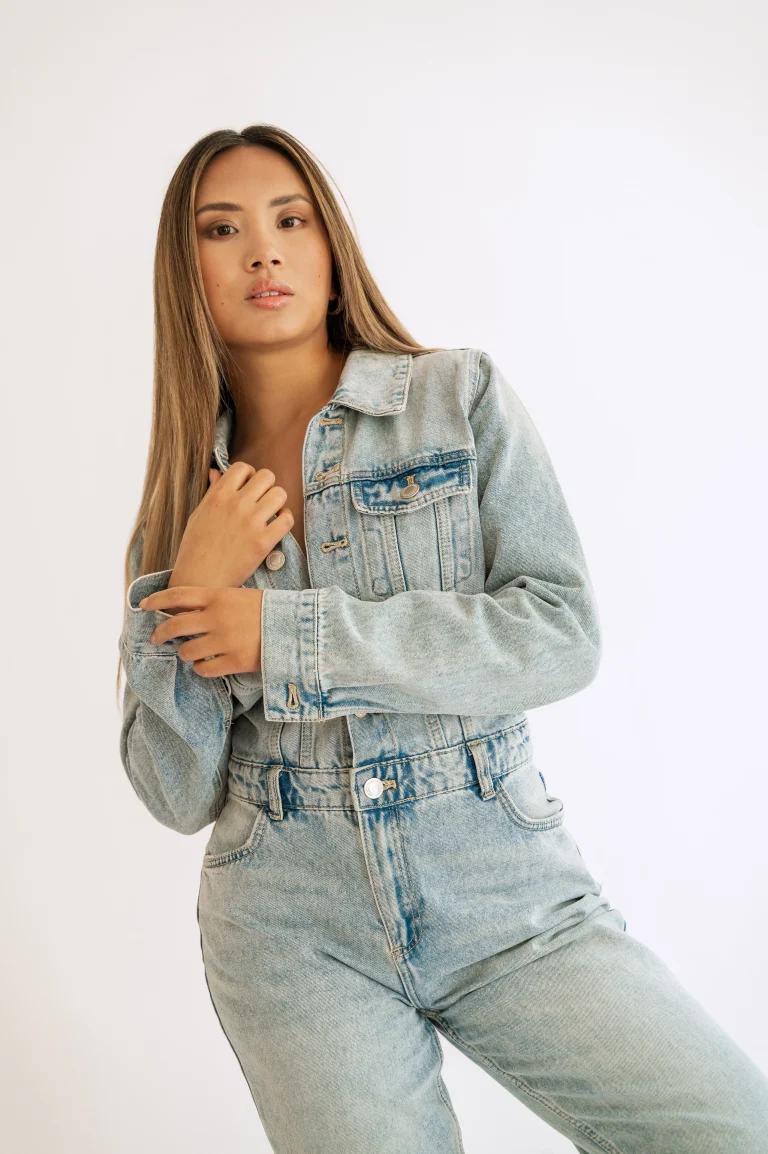 Frau in heller Jeansjacke und Jeanshose