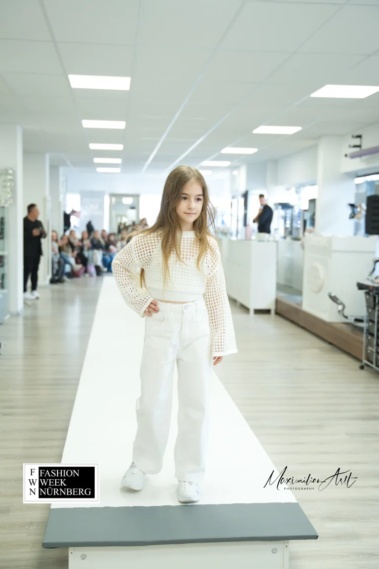 Junges Model auf Laufsteg bei Fashion Week
