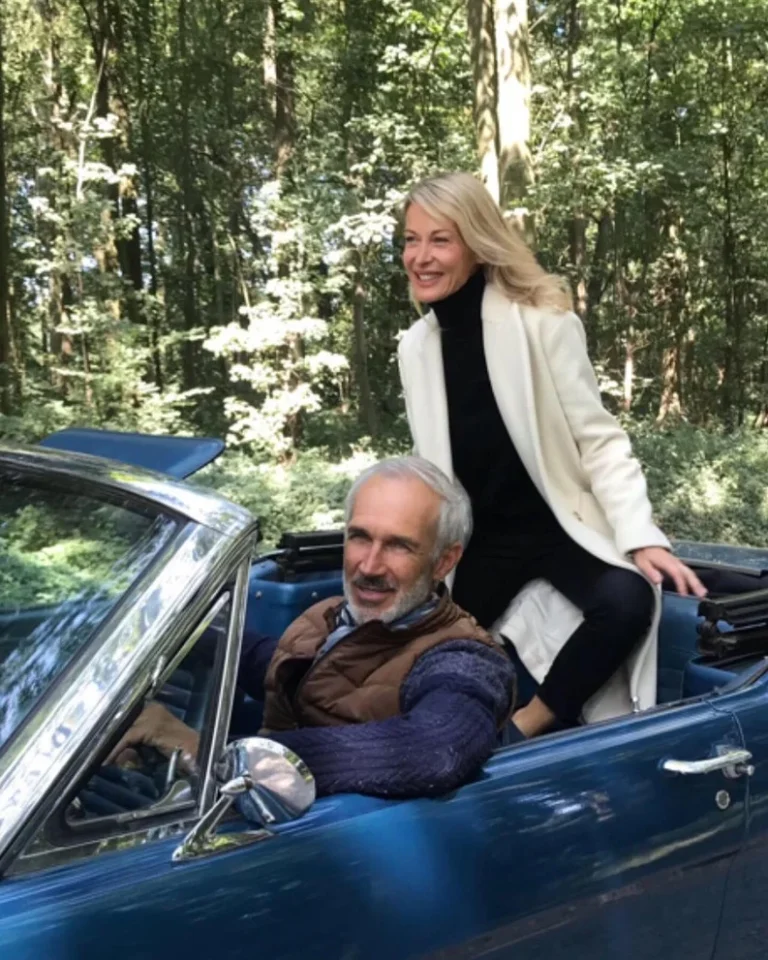 Älteres Paar im Cabrio im Wald