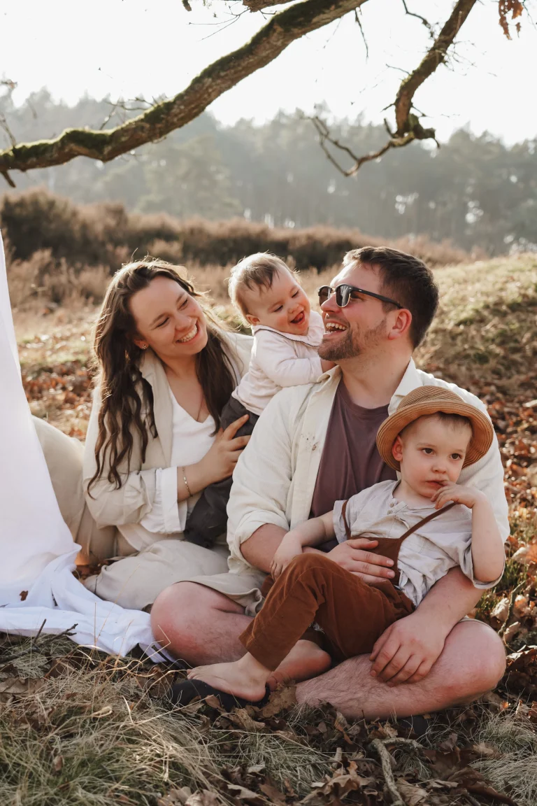 Familie mit zwei Kindern im herbstlichen Wald