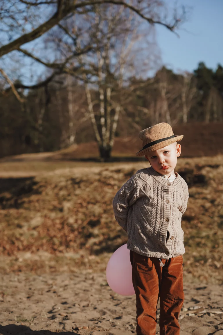 Kleiner Junge mit Hut im Park