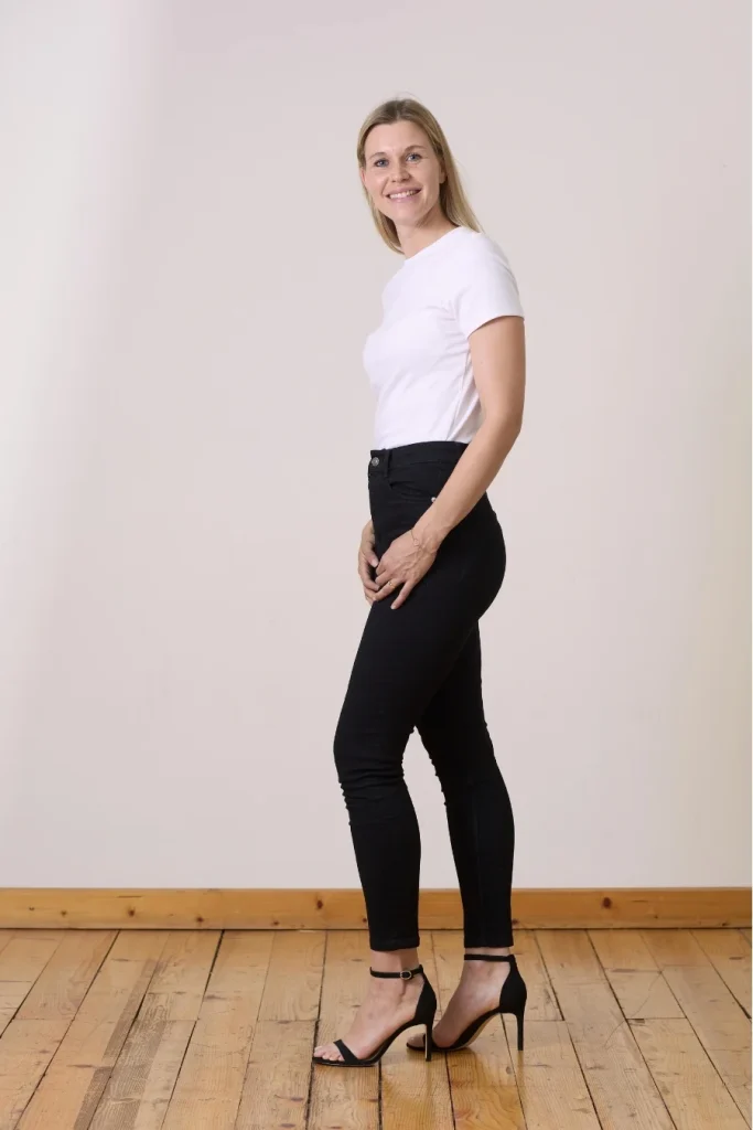 Frau in weißem T-Shirt und schwarzen Jeans