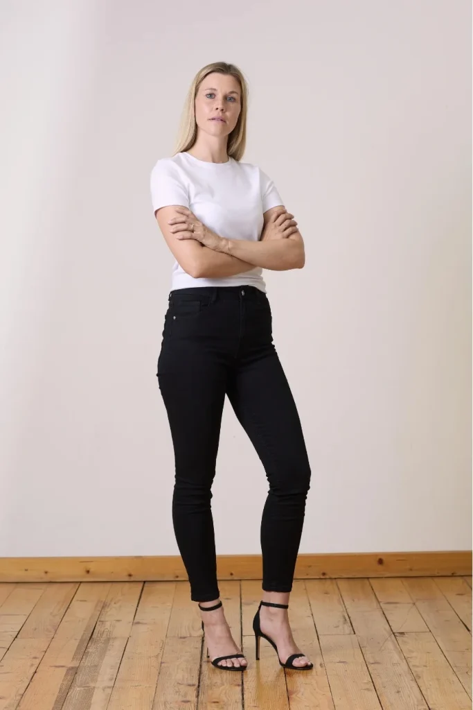 Frau in weißem T-Shirt und schwarzen Jeans