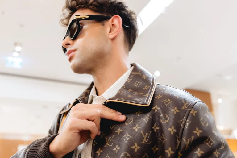 Mann mit Sonnenbrille und gemusterter Designerjacke im Geschäft