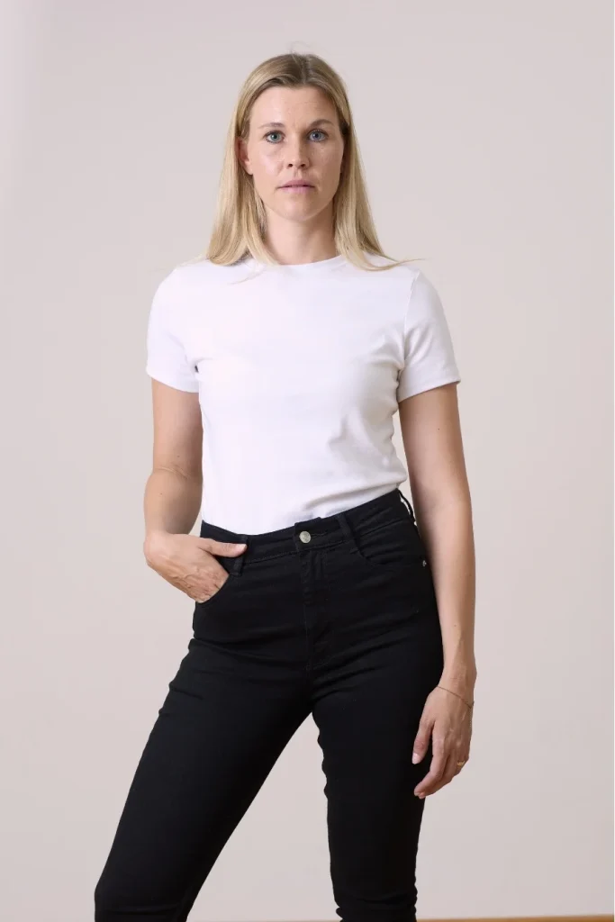 Frau in weißem T-Shirt und schwarzer Hose