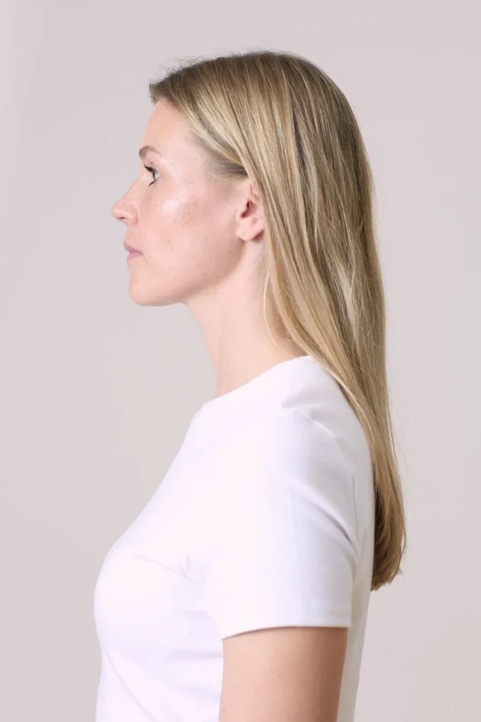Seitenprofil einer blonden Frau vor hellem Hintergrund