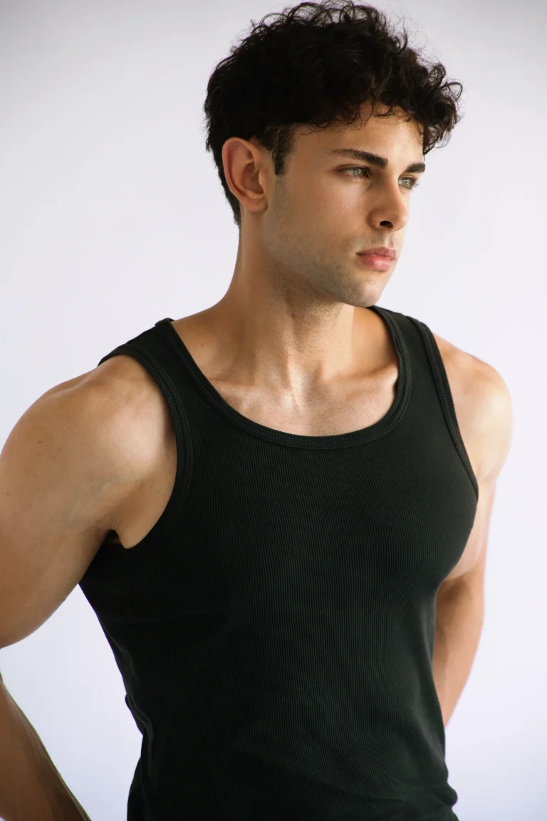 Junger Mann im schwarzen Tanktop, seitlicher Blick