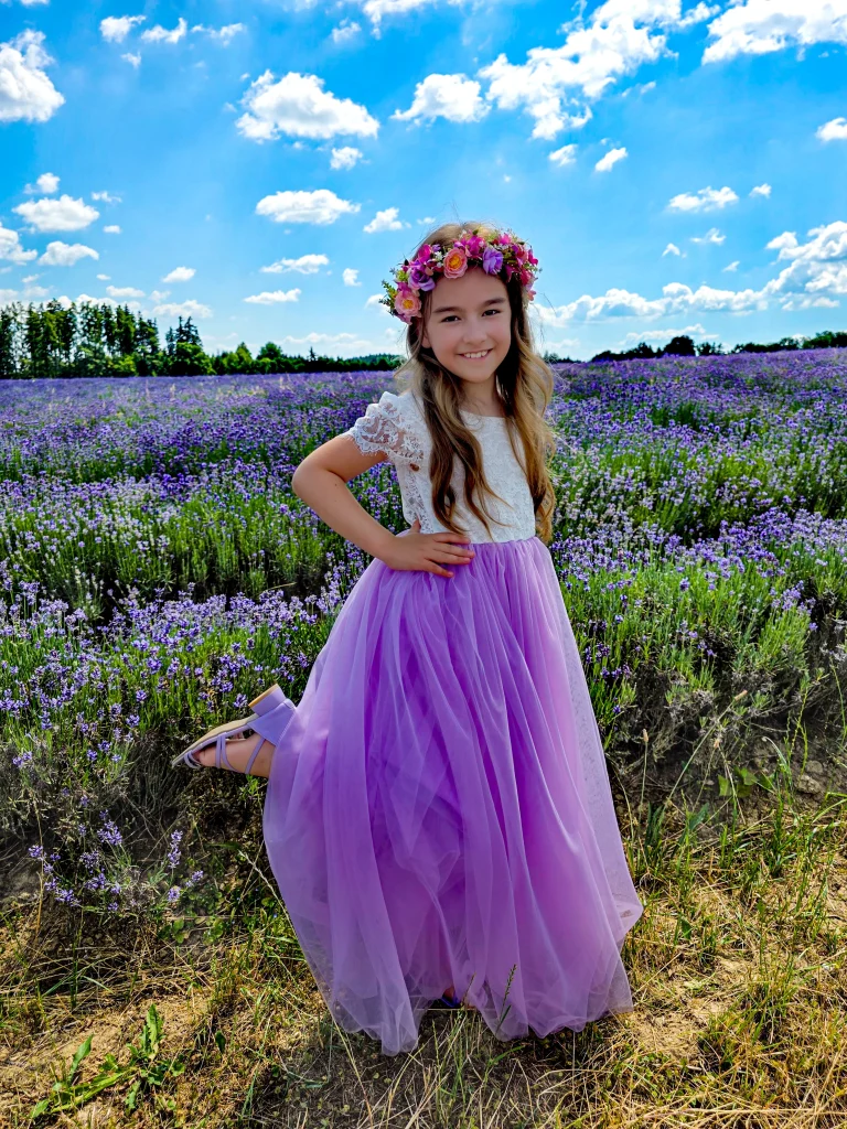 Mädchen mit Blumenkranz im Lavendelfeld