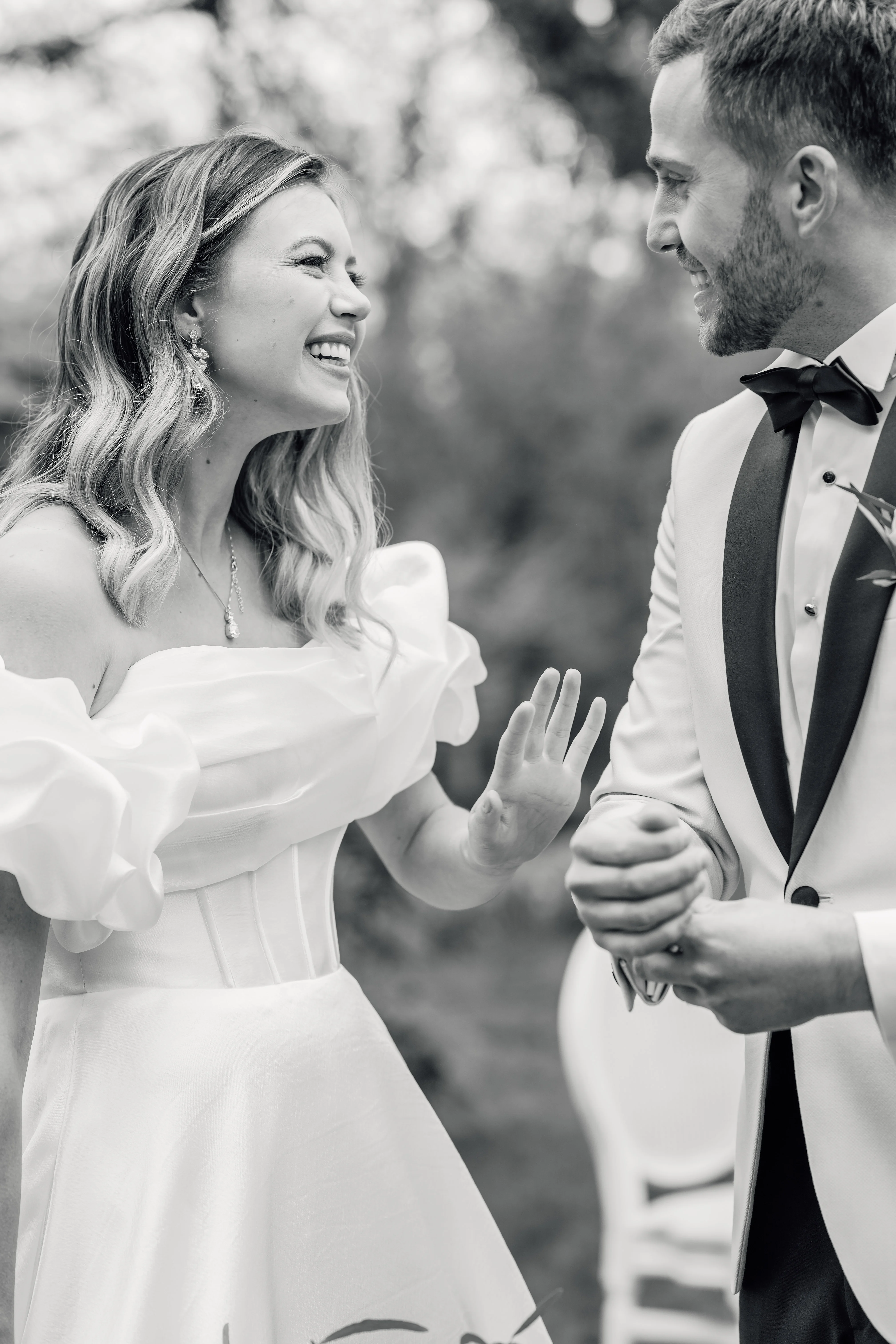 Lachendes Brautpaar bei Hochzeit im Freien