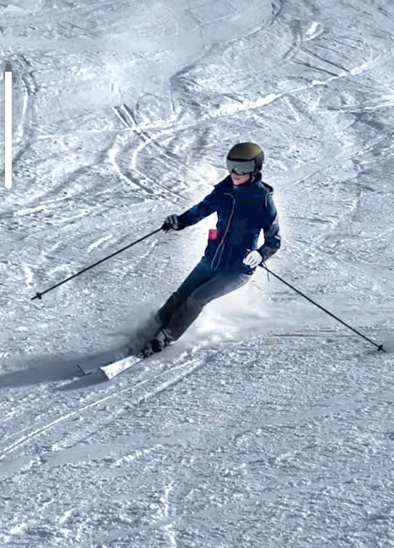 Skifahrer carving auf verschneiter Piste