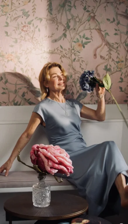 Frau im blauen Kleid mit Blumenstrauß