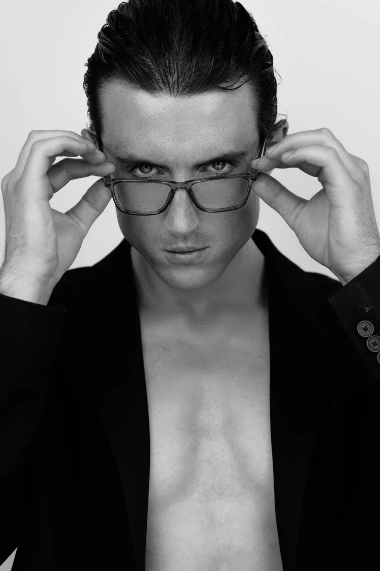 Schwarzweißporträt eines Mannes mit Brille und intensivem Blick