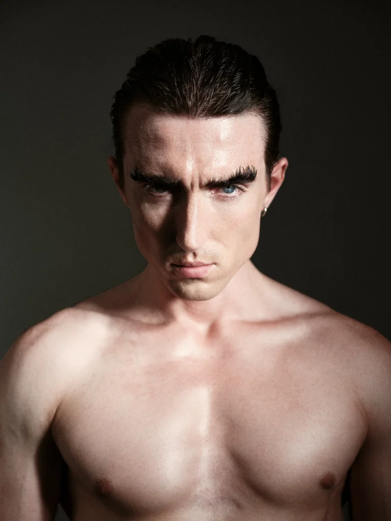 Porträt eines jungen Mannes mit ernstem Blick