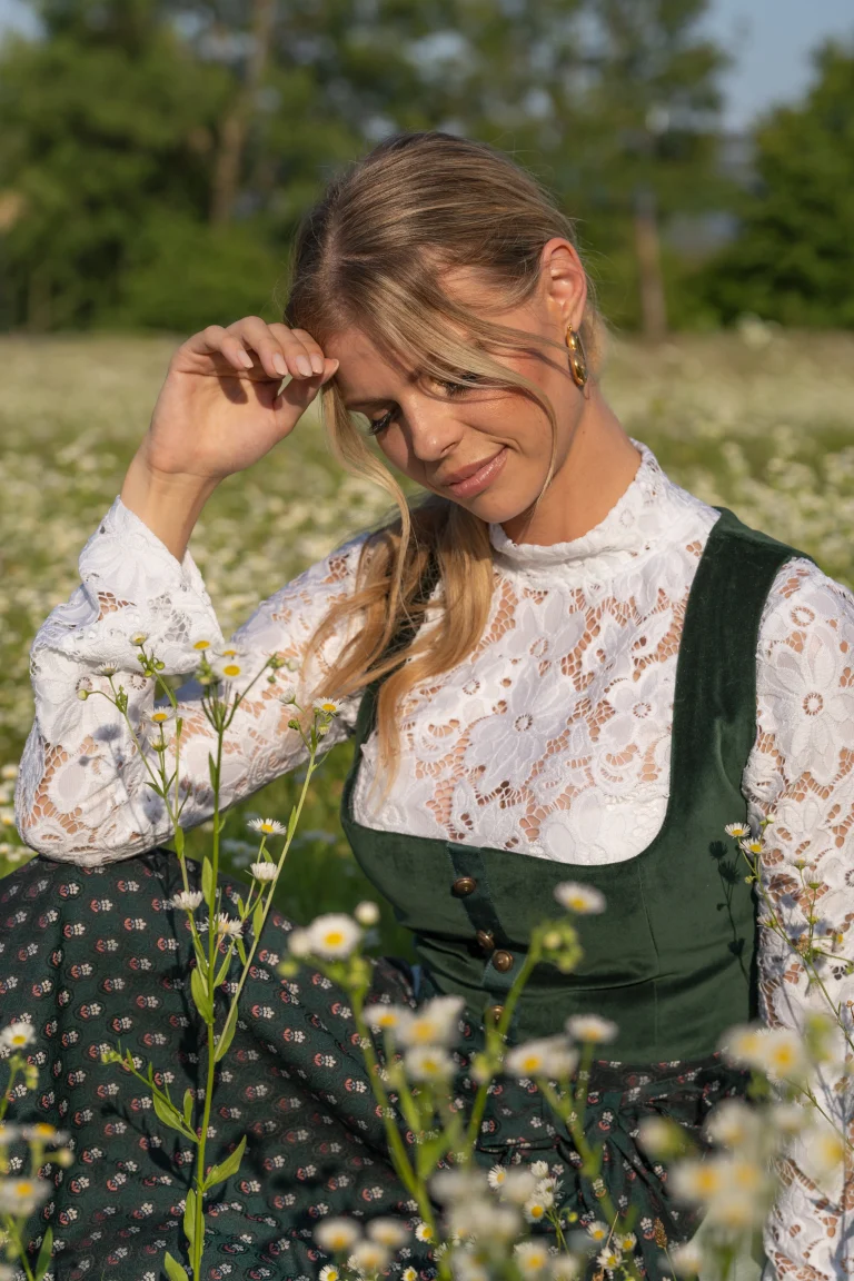 Tracht 5lena ecker