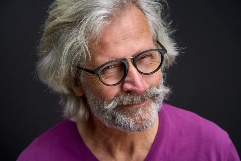 Älterer Mann mit Brille und grauem Bart
