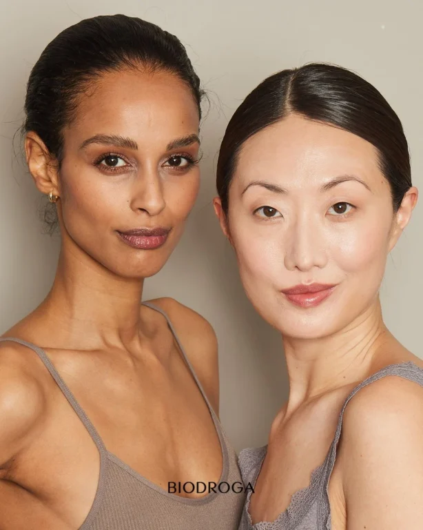 Zwei Frauen mit natürlichem Make-up vor beigem Hintergrund