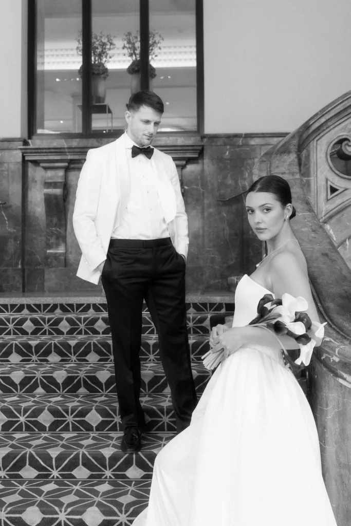 Braut und Bräutigam auf eleganter Marmortreppe