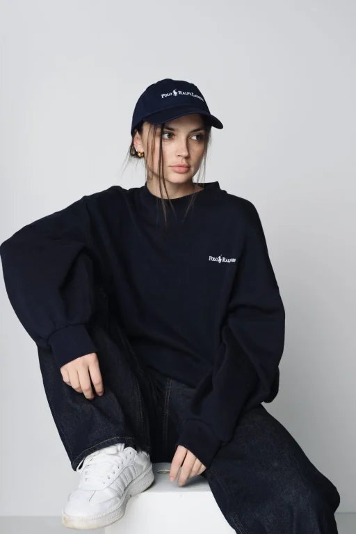 Frau in dunkelblauem Sweatshirt und Baseballkappe