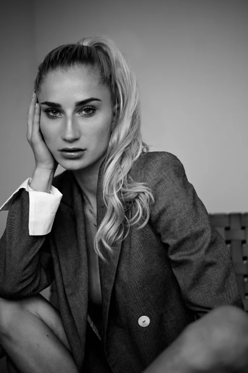 Schwarz-Weiß-Porträt einer Frau im Blazer