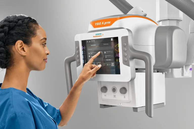 Medizinische Fachkraft bedient digitales Röntgengerät mit Touchscreen