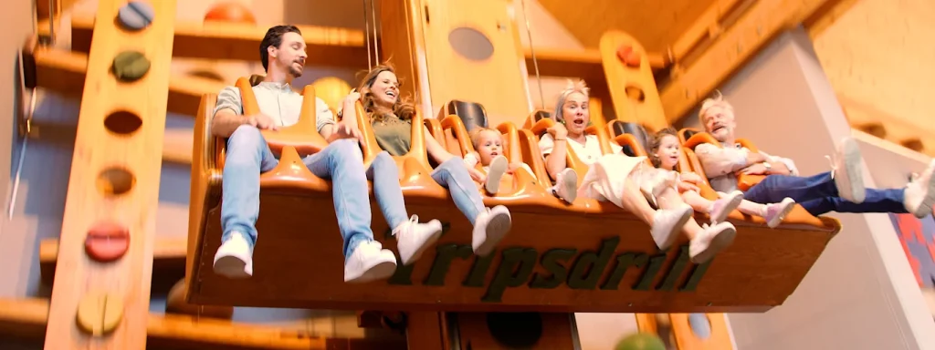 Familie fährt gemeinsam auf Indoor-Freifallturm