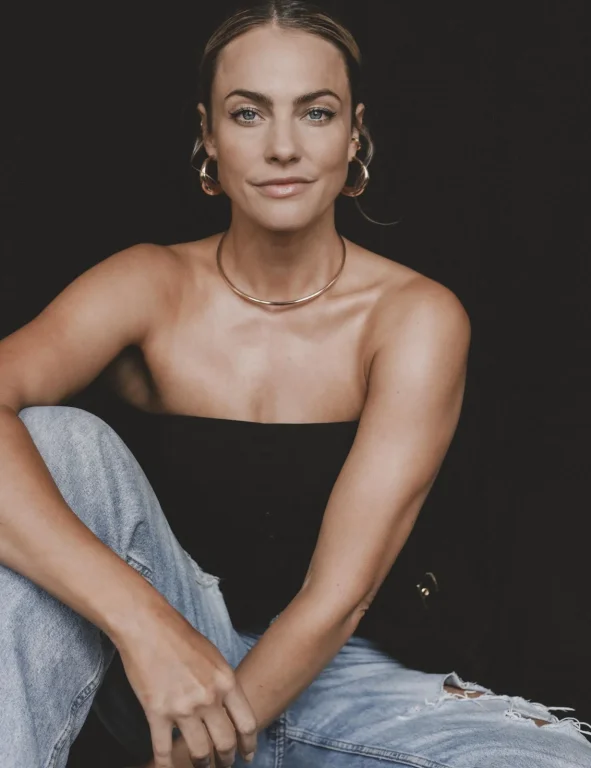 Porträt einer Frau mit Goldschmuck und Jeans