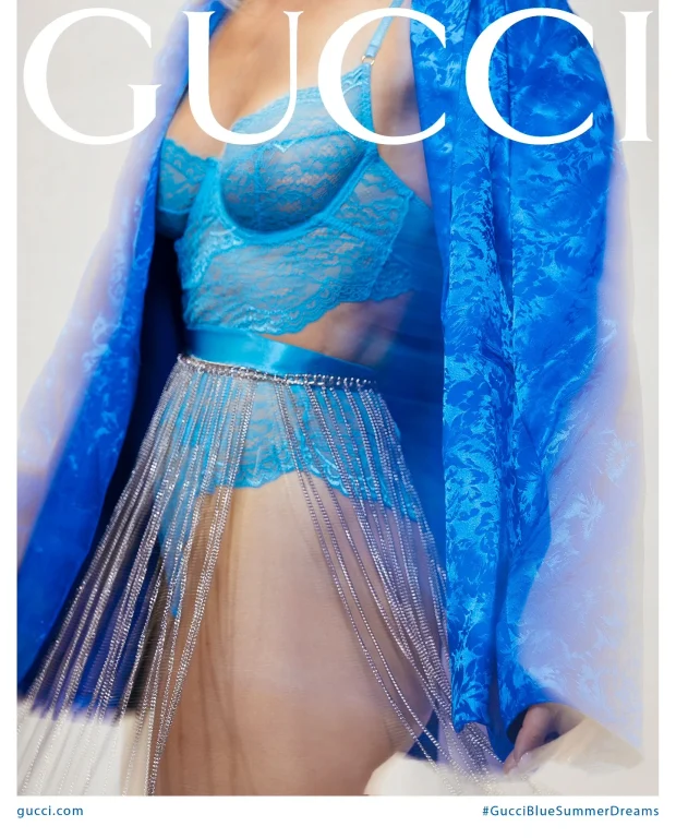 Gucci-Model in blauem Spitzenensemble mit Perlenfransen
